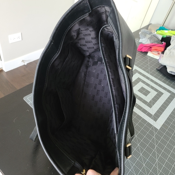 Michael kors black zip top tote fits 13" laptop gold hardware smooth leather - Picture 5 of 16